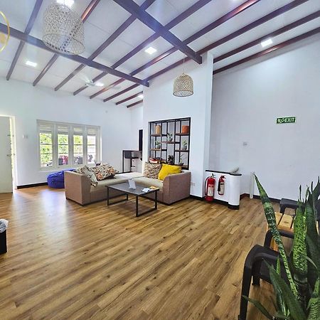 Galle Face Terrace Hostel By Tourlux 콜롬보 외부 사진
