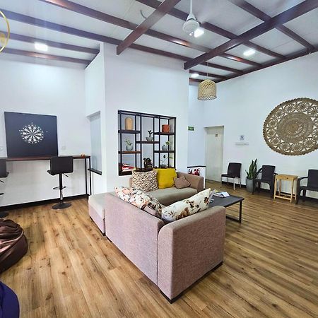 Galle Face Terrace Hostel By Tourlux 콜롬보 외부 사진