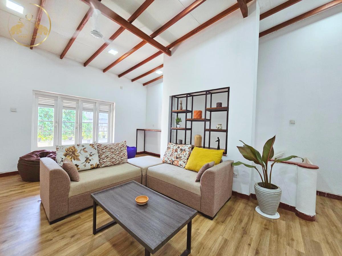 Galle Face Terrace Hostel By Tourlux 콜롬보 외부 사진